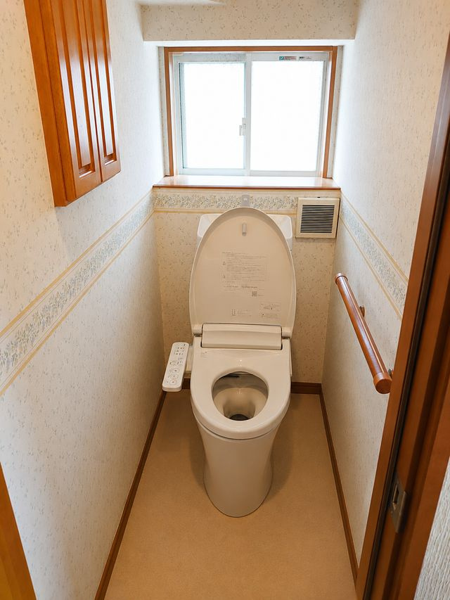 愛川町半原　平成16年築キュートな外観の注文邸宅のトイレ|快適に使えるウォシュレット付き。