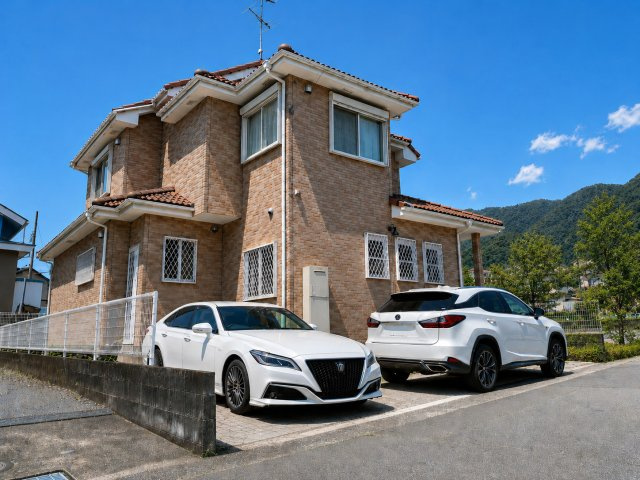 愛川町半原　平成16年築キュートな外観の注文邸宅の外観|車は２台停められます。