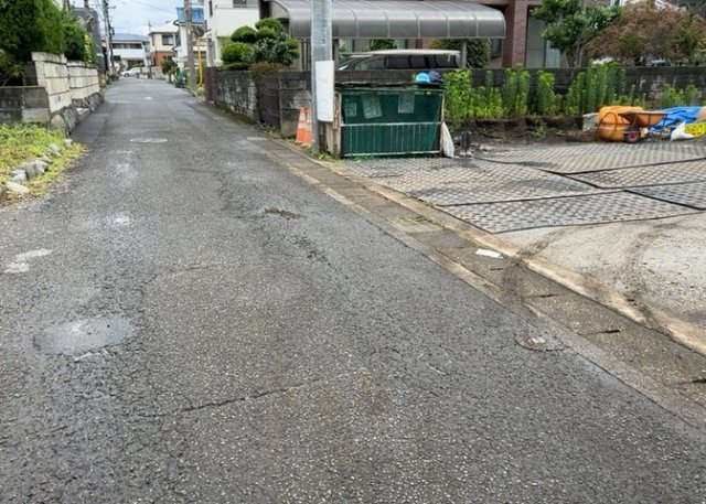 【外観】 | 土地の形が極端に長細かったり、狭小地、あるいは道路との高低差がある傾斜地だった場合、後々売ろうとしても買い手がつかない場合もあります。後々、売却することになった時に価値の下がらない土地を選びましょう。