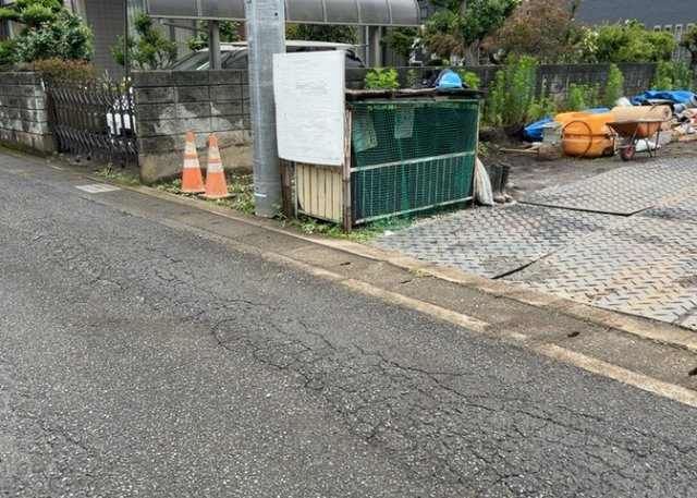 【外観】 | 家を建てる場合、方位は要チェックです。現実的に日当たりのよい家ならばリビングは南側、建築基準法でも北側に当たる家への配慮は求められています。土地を見学に行く際は、方位磁針を持って行くようにしましょう。