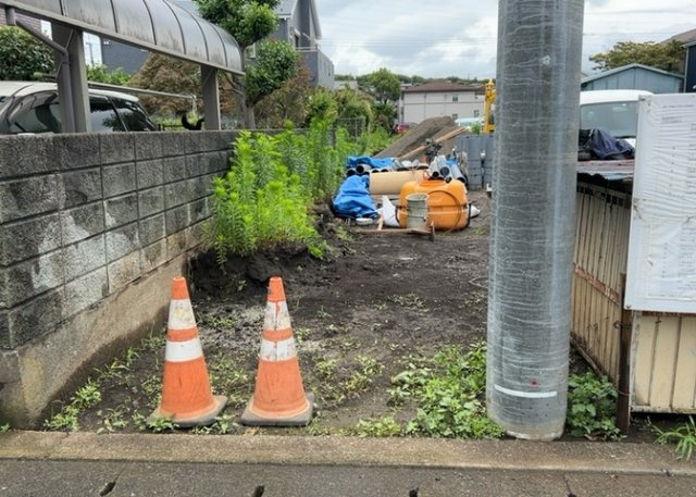 【外観】 | 土地の前の道路に消火栓が設置されていることがあります。この場合、道路交通法第45条第1項により、駐車禁止の場所が指定されています。そのため、車庫などの駐車スペースをつくることができない場合があります。