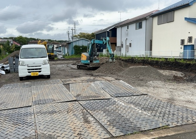 【外観】 | 現地に行くなら、物件の周囲の地形がどうなっているかを見ることも大切です。周辺より低くなっている土地では、大雨などで水が集まりやすいため、地盤が弱くなっているということも考えられるため、注意が必要です。