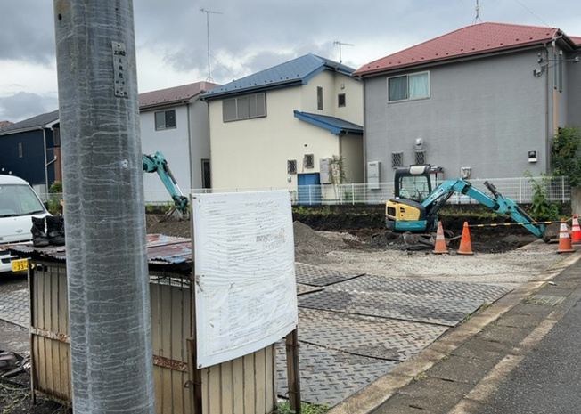 【外観】 | 隣家の土地はどうなっているのか、生活利便施設が近くにあるのか、学校まで近いかなど、お客様のライフスタイルにあわせたイメージが重要です。また、近くにあると困る施設が近くにないかも確認するといいでしょう。