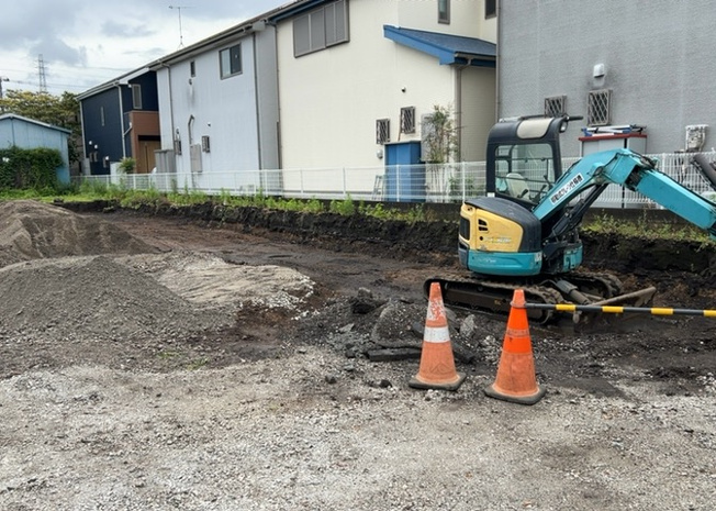 【外観】 | 家を建てる前提で土地を探している場合、地盤の丈夫さは譲れない条件の一つです。地盤が脆弱だと追加工事が必要となります。また、過去に地盤沈下や液状化現象を起こした土地は、できるだけ避けた方がいいでしょう。