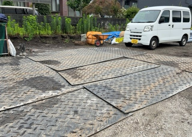 【外観】 | 土地の形が極端に長細かったり、狭小地、あるいは道路との高低差がある傾斜地だった場合、後々売ろうとしても買い手がつかない場合もあります。後々、売却することになった時に価値の下がらない土地を選びましょう。