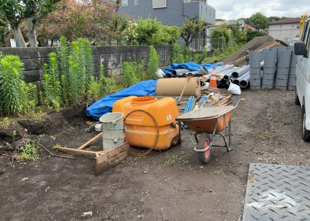 【外観】 | 家を建てる場合、方位は要チェックです。現実的に日当たりのよい家ならばリビングは南側、建築基準法でも北側に当たる家への配慮は求められています。土地を見学に行く際は、方位磁針を持って行くようにしましょう。