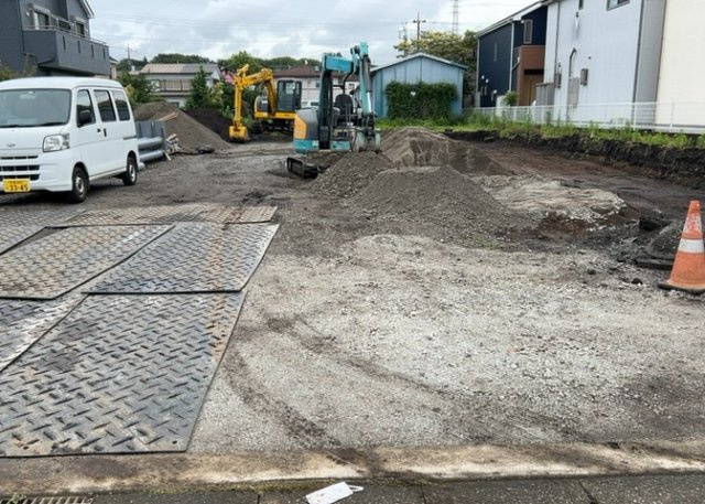 【外観】 | 土地の前の道路に消火栓が設置されていることがあります。この場合、道路交通法第45条第1項により、駐車禁止の場所が指定されています。そのため、車庫などの駐車スペースをつくることができない場合があります。