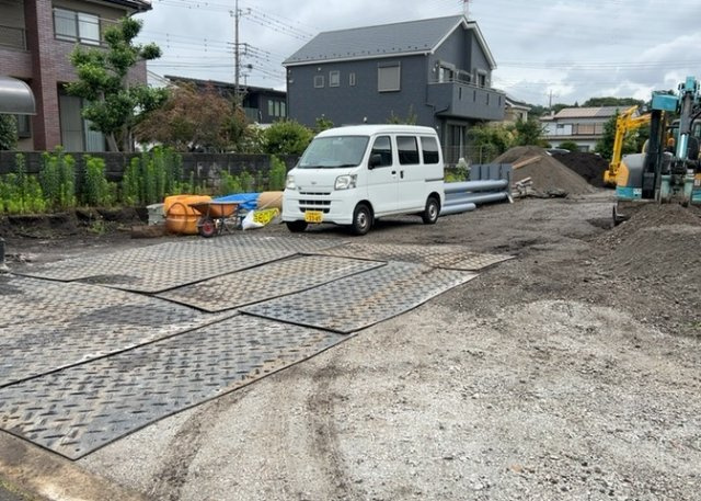 【外観】 | 現地に行くなら、物件の周囲の地形がどうなっているかを見ることも大切です。周辺より低くなっている土地では、大雨などで水が集まりやすいため、地盤が弱くなっているということも考えられるため、注意が必要です。