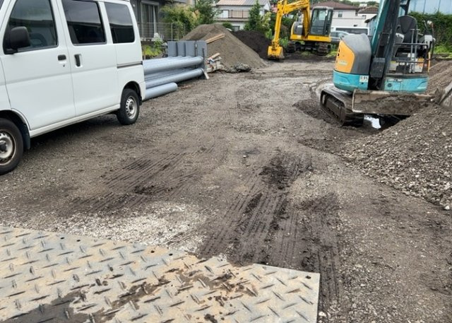 【外観】 | 土地の形が極端に長細かったり、狭小地、あるいは道路との高低差がある傾斜地だった場合、後々売ろうとしても買い手がつかない場合もあります。後々、売却することになった時に価値の下がらない土地を選びましょう。