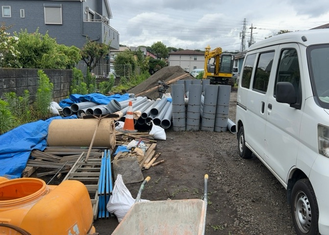 【外観】 | 家を建てる場合、方位は要チェックです。現実的に日当たりのよい家ならばリビングは南側、建築基準法でも北側に当たる家への配慮は求められています。土地を見学に行く際は、方位磁針を持って行くようにしましょう。