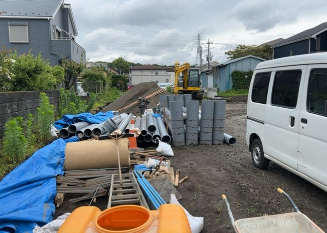 【外観】 | 土地を買う際、住む地域の自治体や福祉の補助制度にも注目してみましょう。子供や老人の医療補助やゴミ出しのルールなど、自治体によってルールに大きな違いがあるため、暮らしやすい土地で判断するとよいでしょう。