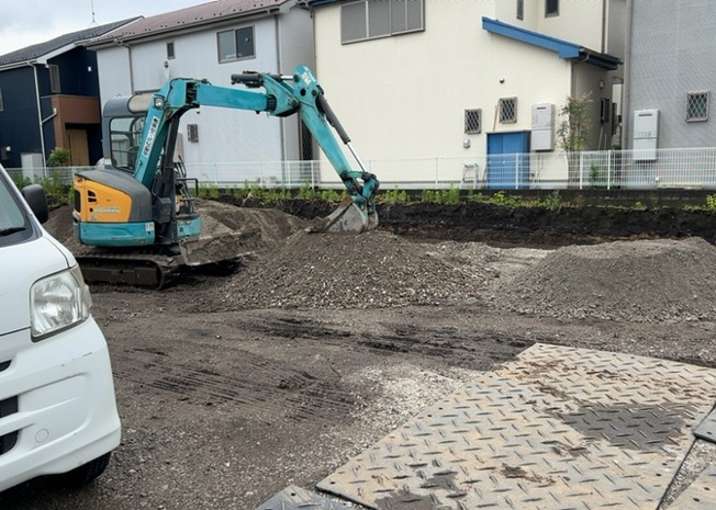 【外観】 | 土地の前の道路に消火栓が設置されていることがあります。この場合、道路交通法第45条第1項により、駐車禁止の場所が指定されています。そのため、車庫などの駐車スペースをつくることができない場合があります。