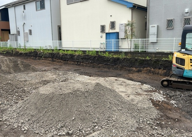 【外観】 | 土地購入を検討されている場合、境界杭がない状態で購入してしまうと境界確定測量をする必要があり、費用がかかります。購入の前に、売主、隣土地所有者立ち合いのもと境界を確定し境界杭を設置するのがベストです。