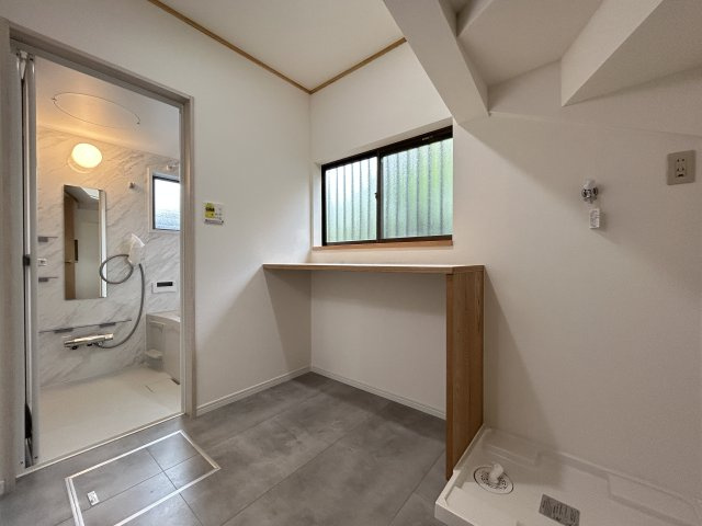 「利便施設が周辺に充実」高知市東秦泉寺　中古一戸建てのその他|カウンター付きの便利な洗面スペース。身支度もしやすい空間です
