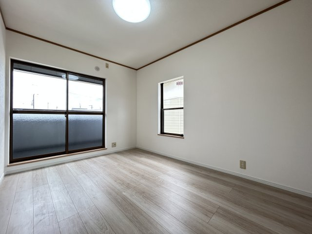 「利便施設が周辺に充実」高知市東秦泉寺　中古一戸建ての洋室|バルコニーに面した洋室は、主寝室にもおすすめです◎