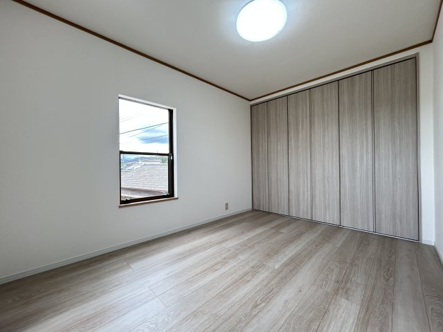 「利便施設が周辺に充実」高知市東秦泉寺　中古一戸建ての洋室|大きなクローゼットがあるのでスッキリ片付けられそう♪