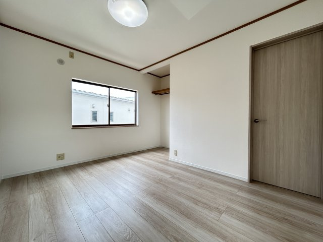 「利便施設が周辺に充実」高知市東秦泉寺　中古一戸建ての洋室|面採光で明るさを確保。心地よく過ごせるプライベート空間