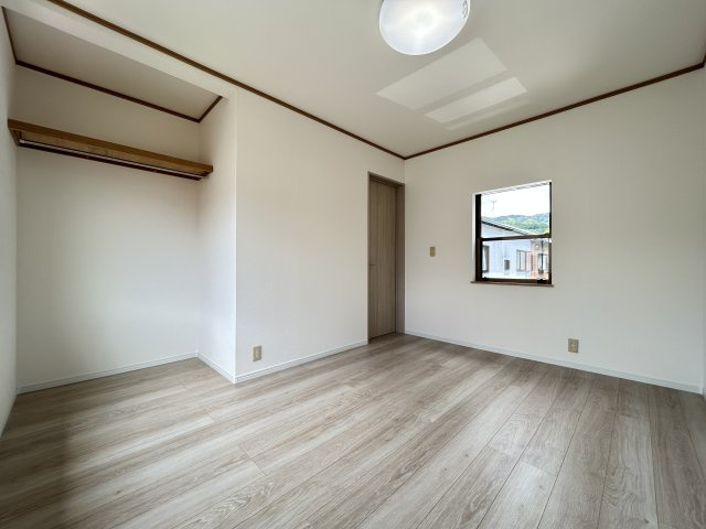 「利便施設が周辺に充実」高知市東秦泉寺　中古一戸建ての洋室|シンプルな内装で家具配置もしやすい、使い勝手の良い洋室です