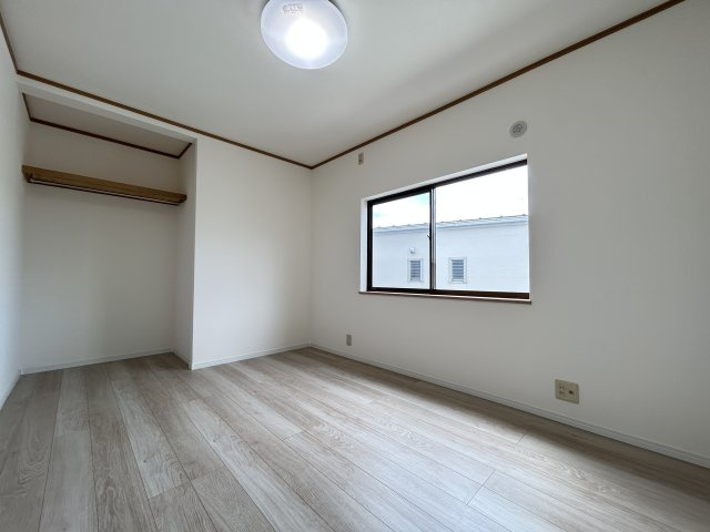 「利便施設が周辺に充実」高知市東秦泉寺　中古一戸建ての洋室|収納付きでお部屋を広く使える、スッキリとした洋室です◎