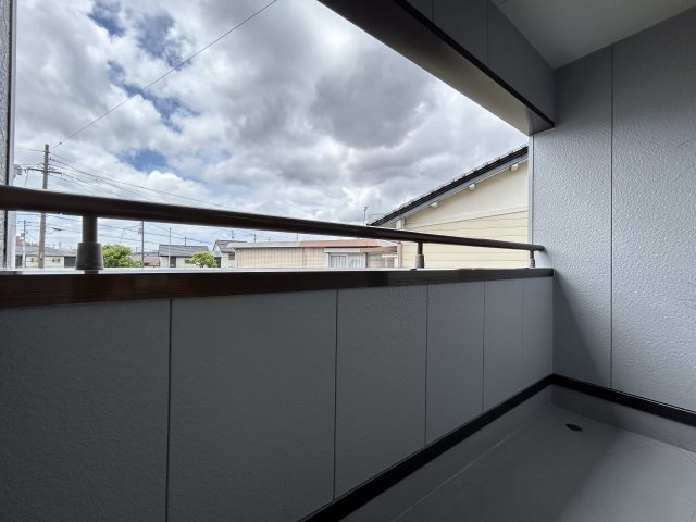 「利便施設が周辺に充実」高知市東秦泉寺　中古一戸建てのバルコニー|日当たりの良いバルコニーでお洗濯も快適。空を感じる開放的な空間