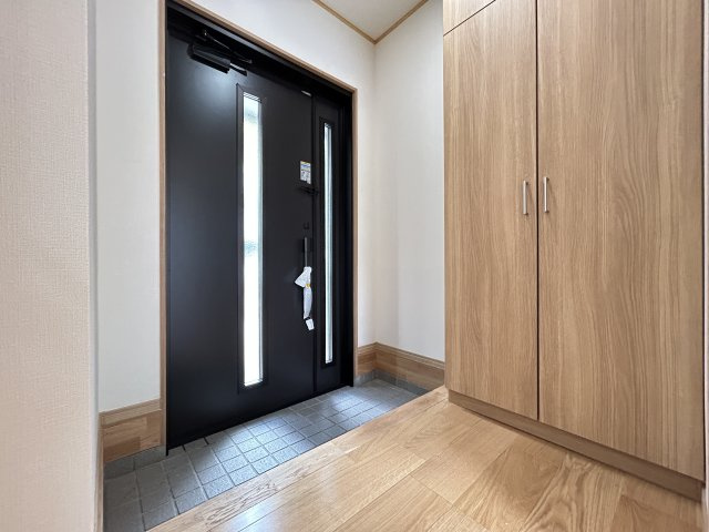 「利便施設が周辺に充実」高知市東秦泉寺　中古一戸建ての玄関|大きなシューズボックスで家族が多くても安心☆