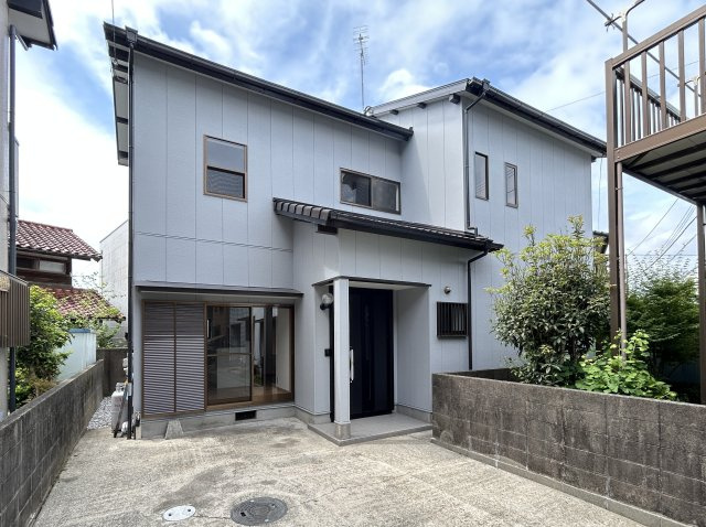 「利便施設が周辺に充実」高知市東秦泉寺　中古一戸建ての外観|落ち着いた街並みに映える、モダンテイストの住まいです♪