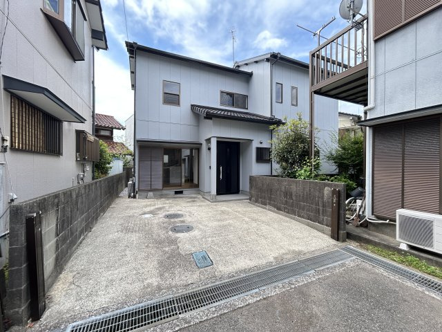 「利便施設が周辺に充実」高知市東秦泉寺　中古一戸建ての前面道路含む現地写真|駐車スペースもあります◎小さいお車なら2台可能