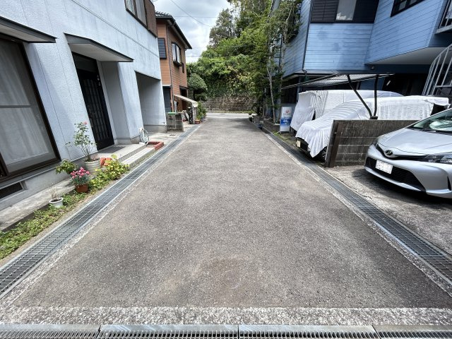 「利便施設が周辺に充実」高知市東秦泉寺　中古一戸建ての前面道路含む現地写真|車通りが少なくい旗竿地☆