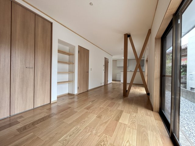 「利便施設が周辺に充実」高知市東秦泉寺　中古一戸建ての洋室|家族みんながくつろげる、広々とした明るいリビングです