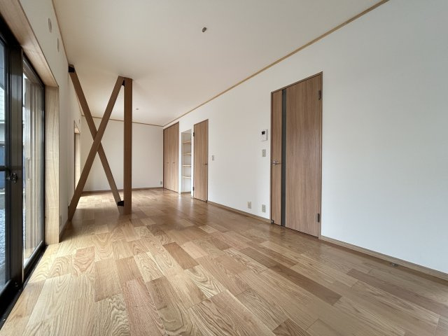 「利便施設が周辺に充実」高知市東秦泉寺　中古一戸建ての洋室|大きな窓から自然光が差し込む、開放感たっぷりのLDK
