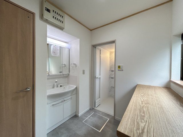 「利便施設が周辺に充実」高知市東秦泉寺　中古一戸建ての洗面所|三面鏡付き洗面台で収納力も充実。生活感をスッキリ隠せます♪