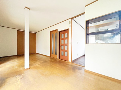 【居間・リビング】 | ◆瀬谷区橋戸3丁目　中古戸建◆ | ◆家族で食卓を囲むダイニングスペースと、ソファでゆったりくつろぐリビングスペースがしっかり区切られているので家具の配置や用途を使いわけしやすいです。