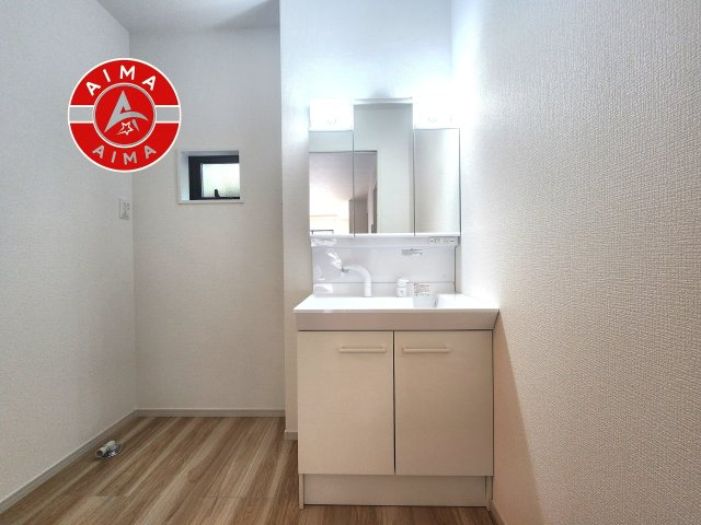 福岡市早良区飯倉3丁目第7-3棟（3号棟）の内観：施工例|毎日使うものだから清潔な空間を保ちたい水回り。洗面にはそんな願いを解消させてくれる収納アイデアが満載です。三面鏡の裏側にはキャビネットが現れ小物から背の高い物まで収納できます。