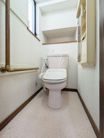 深江南町2丁目中古戸建のトイレ|ゆったりとした空間のトイレです