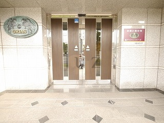 グリアス横浜三ッ沢公園のエントランス