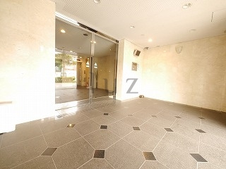 グリアス横浜三ッ沢公園のエントランス