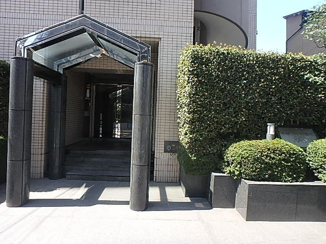 イトーピアアクシス千駄木のエントランス