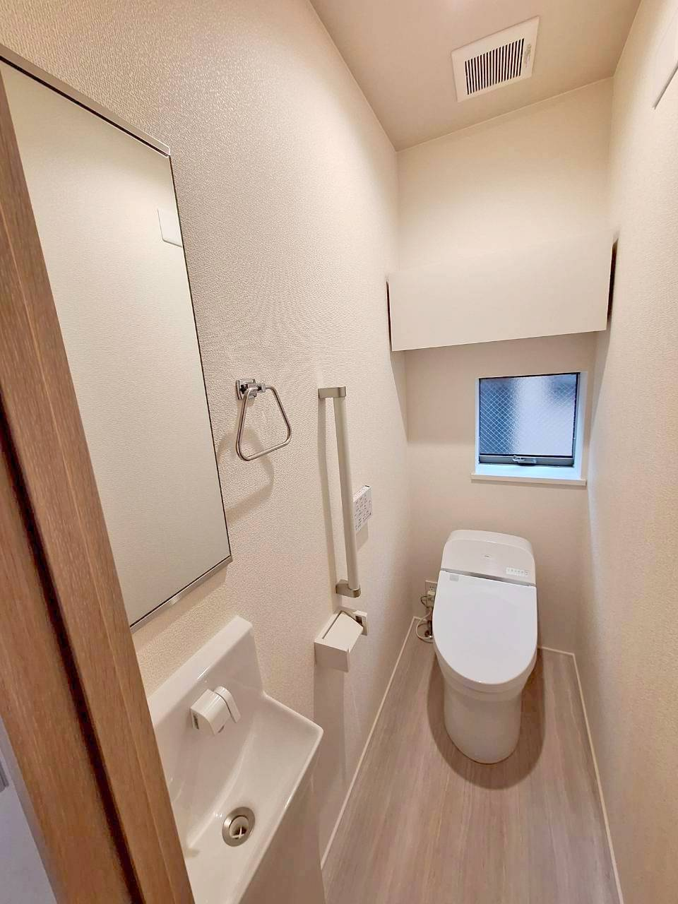 ２SＬＤＫ＋ＤＥＮ＋１１０㎡超のルーフバルコニー付き邸宅（３SＬＤＫ可）のトイレ|★２階にもトイレあり♪温水洗浄便座付き★