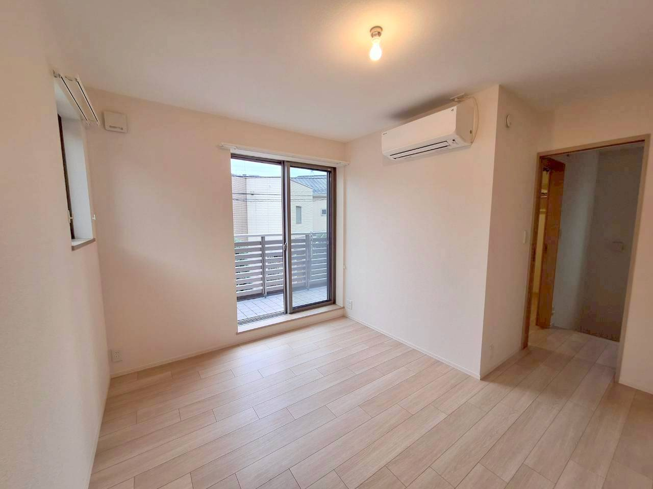 ２SＬＤＫ＋ＤＥＮ＋１１０㎡超のルーフバルコニー付き邸宅（３SＬＤＫ可）の居間・リビング|★２階のバルコニーに面した寝室★