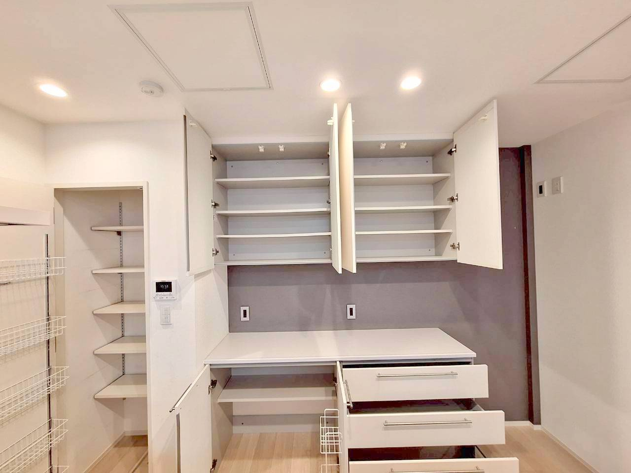 ２SＬＤＫ＋ＤＥＮ＋１１０㎡超のルーフバルコニー付き邸宅（３SＬＤＫ可）のキッチン|★備付食器棚あり★