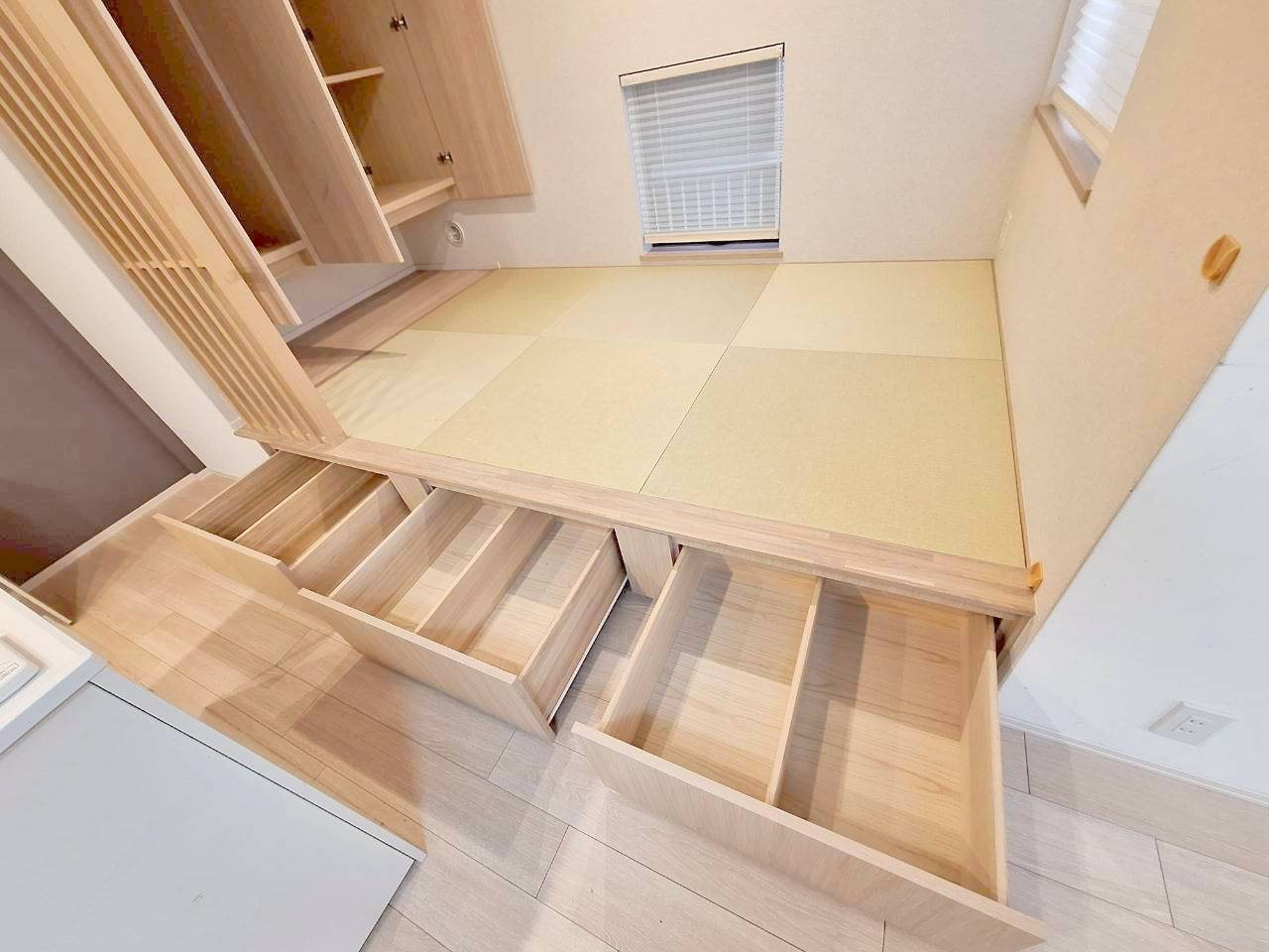 ２SＬＤＫ＋ＤＥＮ＋１１０㎡超のルーフバルコニー付き邸宅（３SＬＤＫ可）の収納|★小上りの畳下収納もたっぷりあります★