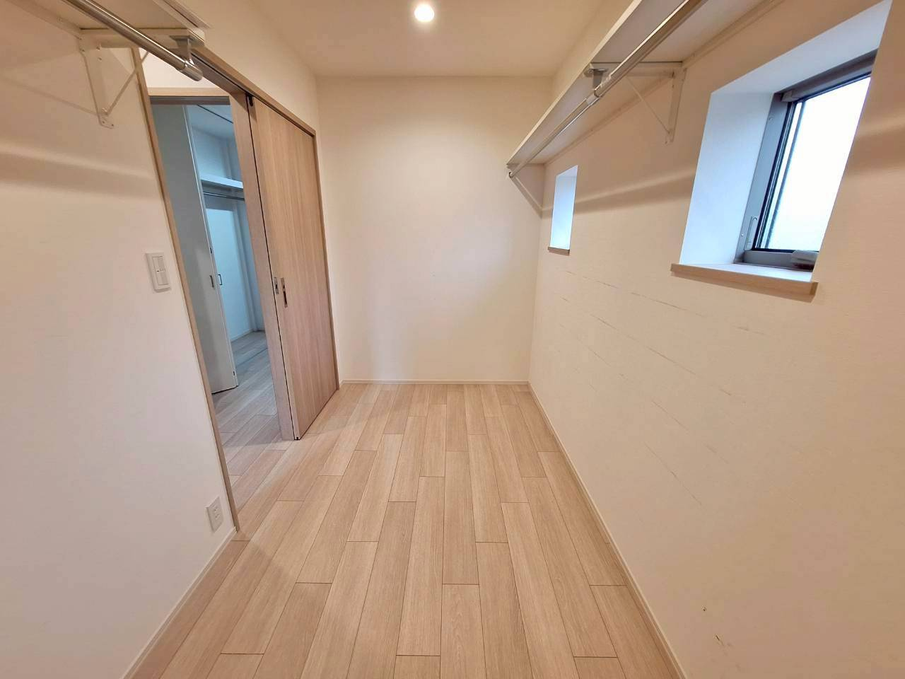２SＬＤＫ＋ＤＥＮ＋１１０㎡超のルーフバルコニー付き邸宅（３SＬＤＫ可）の洋室|★家族の衣裳部屋としてご利用可能です♪★