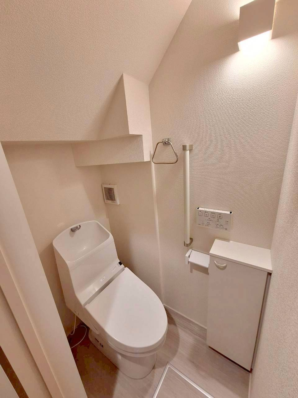 ２SＬＤＫ＋ＤＥＮ＋１１０㎡超のルーフバルコニー付き邸宅（３SＬＤＫ可）のトイレ|★１階のトイレは床下収納もあります★