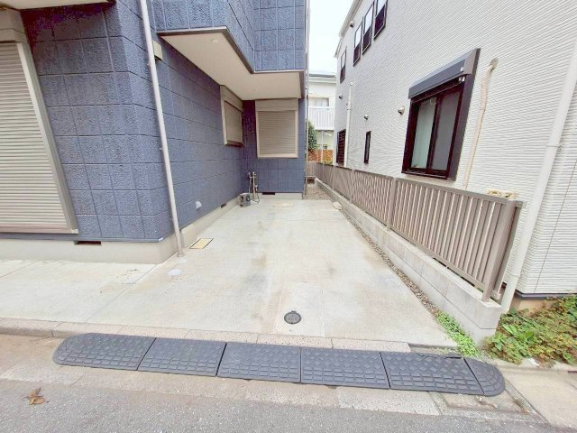 ２SＬＤＫ＋ＤＥＮ＋１１０㎡超のルーフバルコニー付き邸宅（３SＬＤＫ可）の駐車場|★駐車場１台分付き♪お湯も出る水栓とコンセントがあり洗車等に便利です★