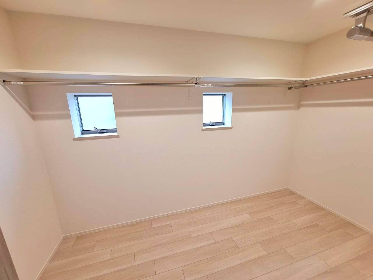 ２SＬＤＫ＋ＤＥＮ＋１１０㎡超のルーフバルコニー付き邸宅（３SＬＤＫ可）の収納|★４帖の広さがあるファミリークローゼット★