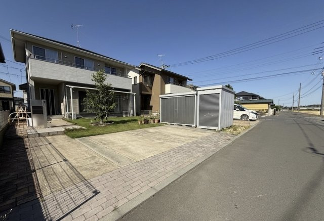 愛車と暮らす築浅住宅。バイクガレージ＋駐車3台＋ウッドデッキ付きの南庭の前面道路含む現地写真|前面道路含む現地写真です