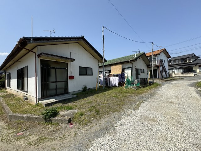 【3棟まとめ売り】平屋2棟＋共同住宅の一括販売～高萩市大字島名～の外観|平屋2棟と2階建て共同住宅の計3棟がまとまった敷地。用途や活用方法の幅が広く、住居兼収益や多世帯利用