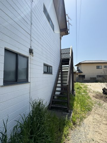 【3棟まとめ売り】平屋2棟＋共同住宅の一括販売～高萩市大字島名～のその他共用部分|2階建て共同住宅階段　しっかりとした造りで上下階の移動がしやすい形状。日常の出入りに使いやすく、建物