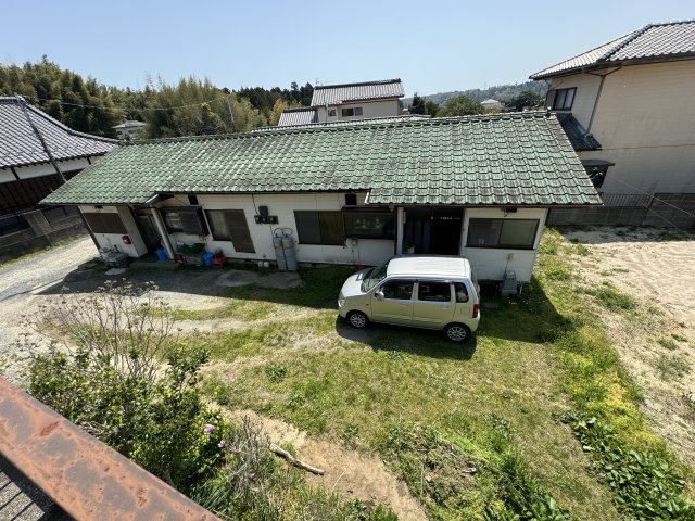 【3棟まとめ売り】平屋2棟＋共同住宅の一括販売～高萩市大字島名～のその他共用部分|建物からは隣接する平屋が見え、周辺の建物配置がわかりやすい位置関係です。敷地まわりの環境を確認しやす