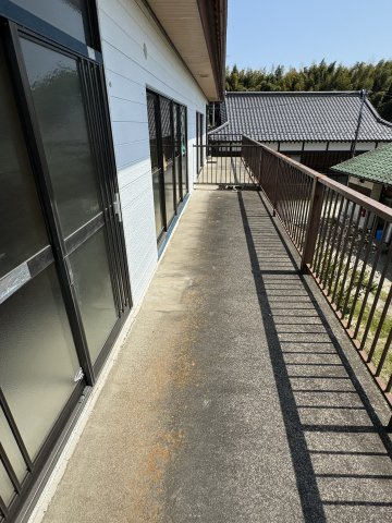 【3棟まとめ売り】平屋2棟＋共同住宅の一括販売～高萩市大字島名～のその他共用部分|共同住宅2階の玄関前スペースは動きやすく、出入りがしやすい造りです。荷物の持ち運びや来客時にも使いや